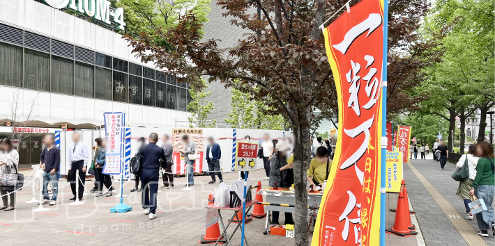 大阪駅前第4ビル特設売り場で列に並んで宝くじを購入その16