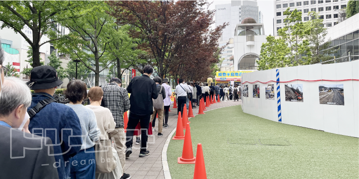 大阪駅前第4ビル特設売り場で列に並んで宝くじを購入その2