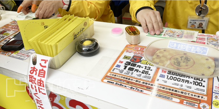 大阪駅前第4ビル特設売り場で列に並んで宝くじを購入その5